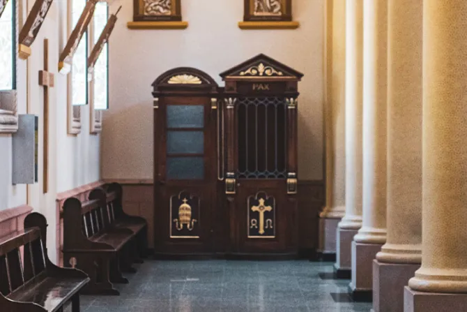 Proyecto de ley obligaría a sacerdotes a violar secreto de confesión
