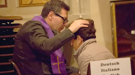 Retiran proyecto de ley que obligaría a sacerdotes a violar el secreto de confesión