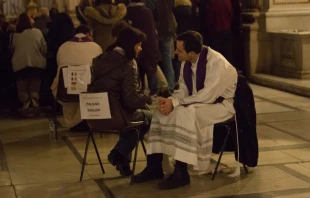 Sacerdote confesando en Roma/Imagen referencial. Cru00e9dito: Daniel Ibu00e1u00f1ez/ACI Prensa 
