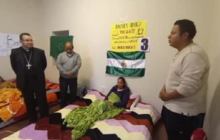 Mons. Bascopu00e9 junto a los docentes. Cru00e9dito: Conferencia Episcopal Boliviana 