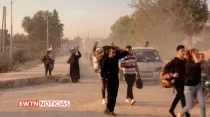 Personas huyen de la guerra en la frontera entre Siria y Turquía. Crédito: Captura de video (EWTN Noticias)