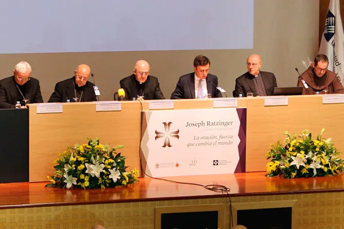 Papa Francisco saluda a participantes del Congreso Joseph Ratzinger 