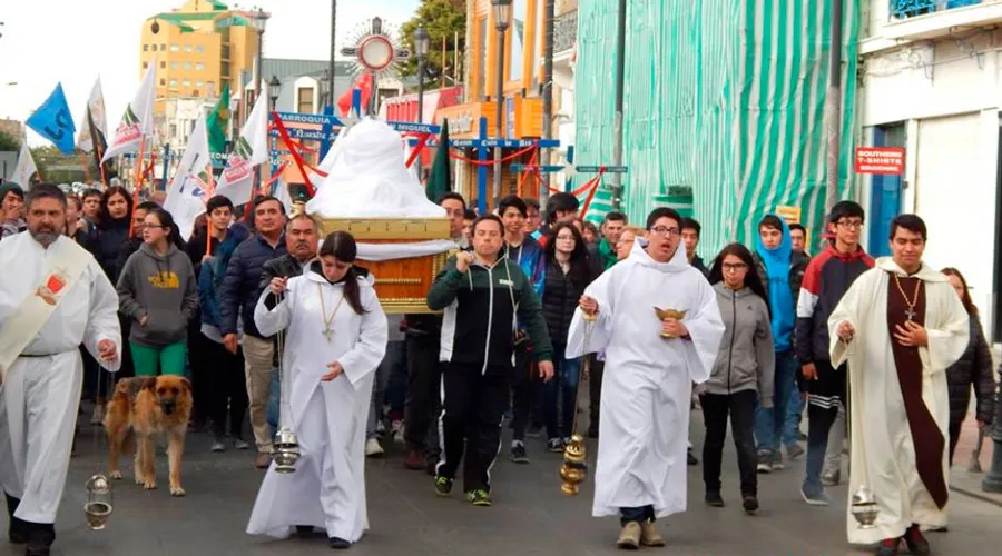 Procesión Eucarística con motivo de preparación para la conmemoración de los 500 años de la primera Misa en Chile. Foto: Diócesis de Punta Arenas