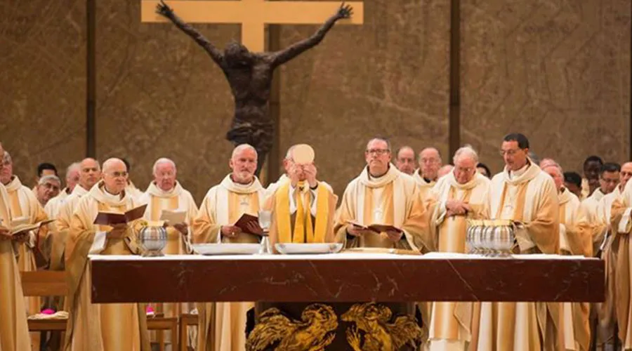 Foto :Arzobispo de Los Ángeles realiza la consagración / Crédito : Facebook Mons. José H.Gómez?w=200&h=150