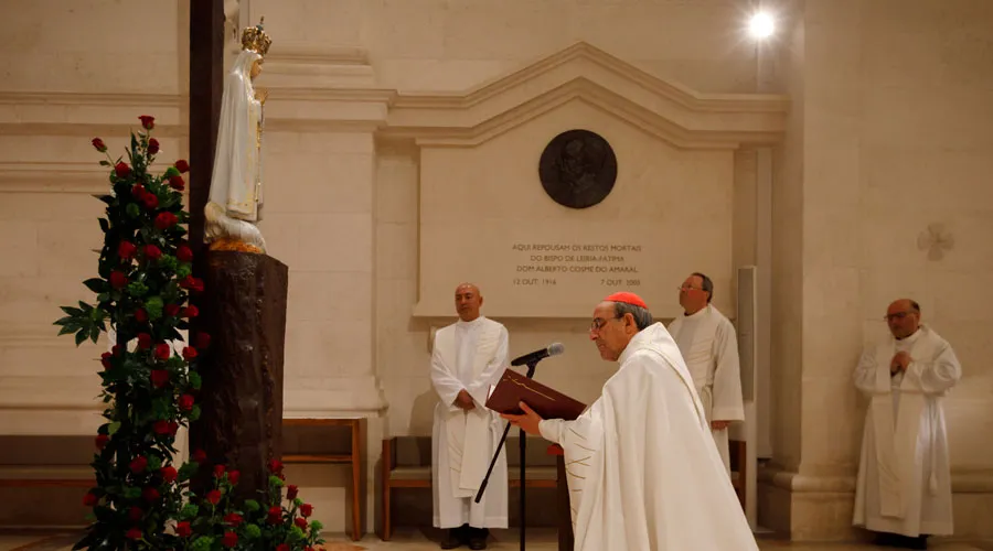 El Cardenal Antonio Marto hace la oración de consagración ante la Virgen de Fátima en Portugal. Crédito: Santuario de la Virgen de Fátima