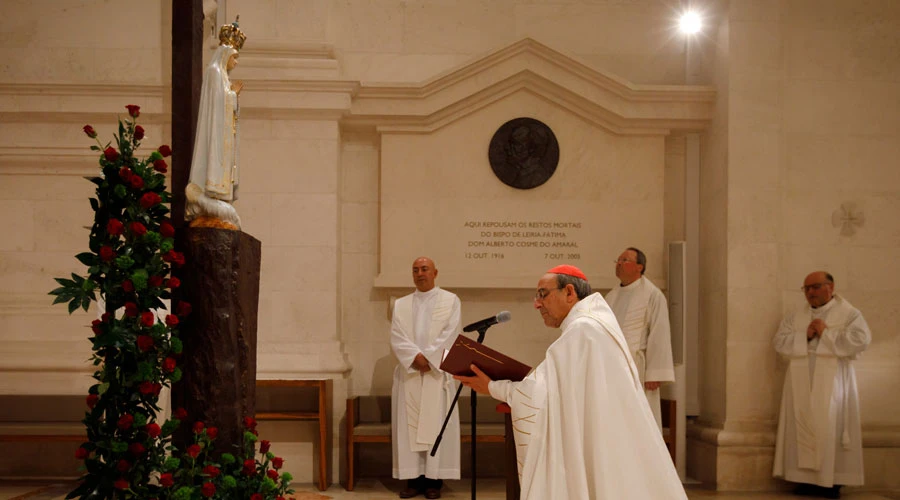 El Cardenal Antonio Marto hace la oración de consagración ante la Virgen de Fátima en Portugal. Crédito: Santuario de la Virgen de Fátima?w=200&h=150