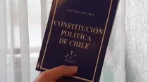 Constitución de la Repúlica de Chile. Crédito: Giselle Vargas - ACI Prensa.
