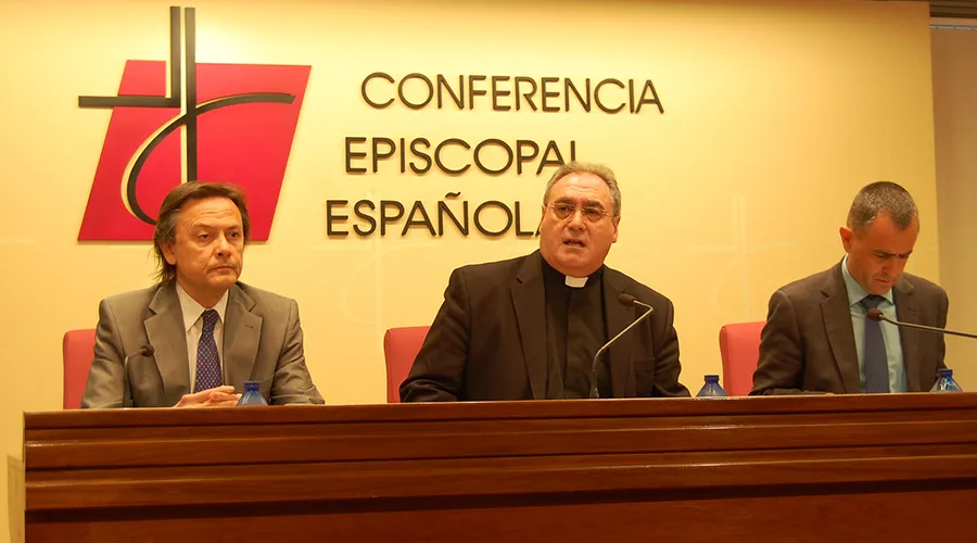Jesús Lizcano Álvarez (izq), P. José María Gil Tamayo y Fernando Giménez Barriocanal durante la presentación del acuerdo. Foto: CEE.