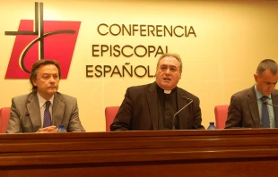  Jesu00fas Lizcano u00c1lvarez (izq), P. Josu00e9 Maru00eda Gil Tamayo y Fernando Gimu00e9nez Barriocanal durante la presentaciu00f3n del acuerdo. Foto: CEE.  