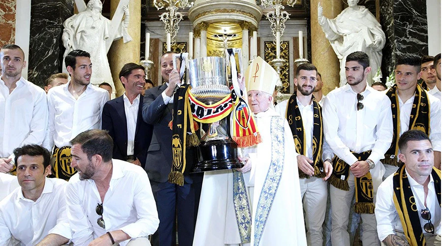 Momento de la ofrenda del Valencia CF a la Virgen de los Desamparados. Crédito: Archivalencia.?w=200&h=150