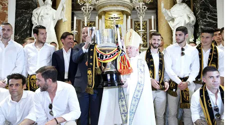 Valencia CF ofrece trofeo de la Copa del Rey a la Virgen de los Desamparados