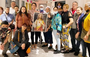 Uno de los muchos grupos que asistiu00f3 a ver Corazu00f3n Ardiente en cines de Estados Unidos. Cru00e9dito: Cortesu00eda del Festival Internacional de Cine Catu00f3lico. 