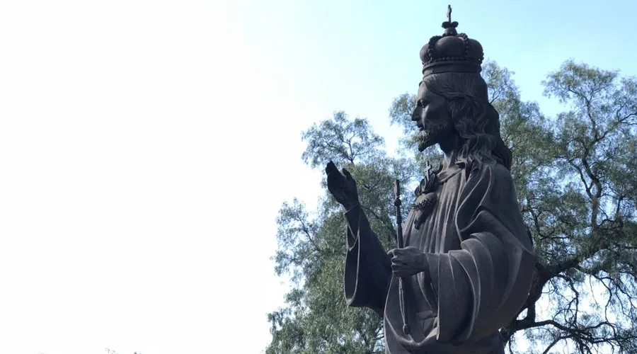 Un monumento al Sagrado Corazón se erige a pocos pasos de la Virgen de Guadalupe
