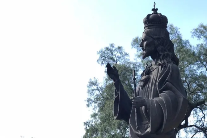 Un monumento al Sagrado Corazón se erige a pocos pasos de la Virgen de Guadalupe