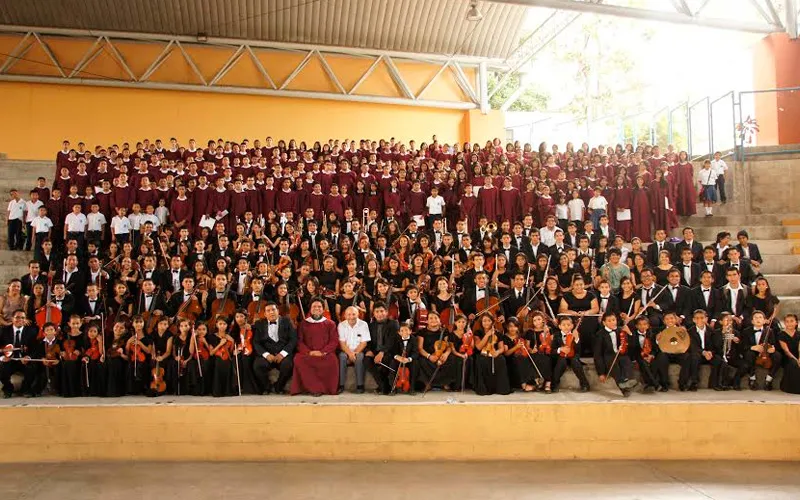 Niños y jóvenes de El Salvador a salvo de la violencia con la música