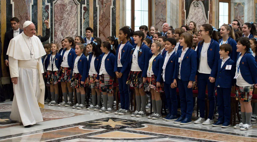 El Papa recibe a los niños del coro. Foto: L'Osservatore Romano?w=200&h=150