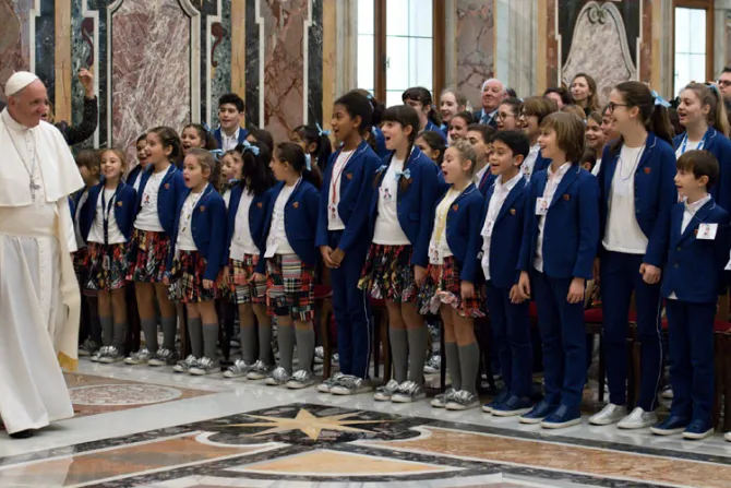 El Papa agradece a niños de coro infantil por preparar la Navidad con sus canciones