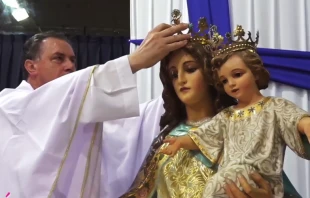 P. u00c1ngel Fernu00e1ndez coronando imagen centenaria de Maru00eda Auxiliadora (Captura de pantalla). Cru00e9dito: Salesianos Piura 