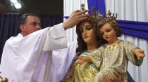 P. Ángel Fernández coronando imagen centenaria de María Auxiliadora (Captura de pantalla). Crédito: Salesianos Piura