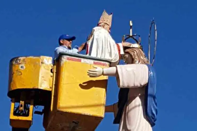 Obispo corona imponente imagen de Nuestra Señora de Los Ángeles [VIDEO]