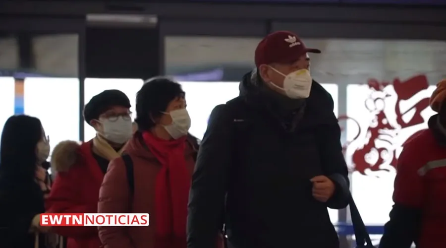 Ciudadanos chinos con mascarillas quirúrgicas. Crédito: EWTN Noticias?w=200&h=150