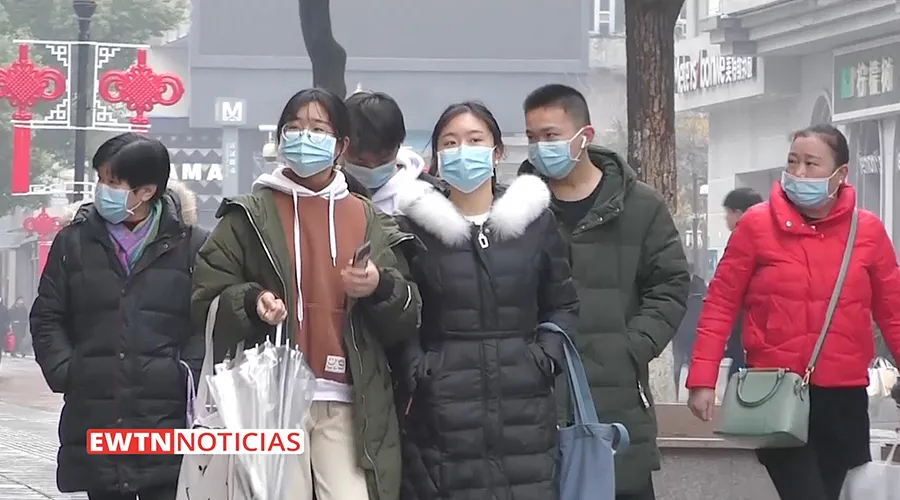 Personas con mascarillas quirúrgicas en China. Créditos: EWTN Noticias?w=200&h=150