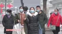 Personas con mascarillas quirúrgicas en China. Créditos: EWTN Noticias