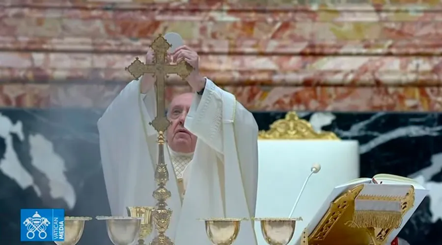 El Papa Francisco celebra la Misa en el Vaticano. Foto: Captura de Youtube