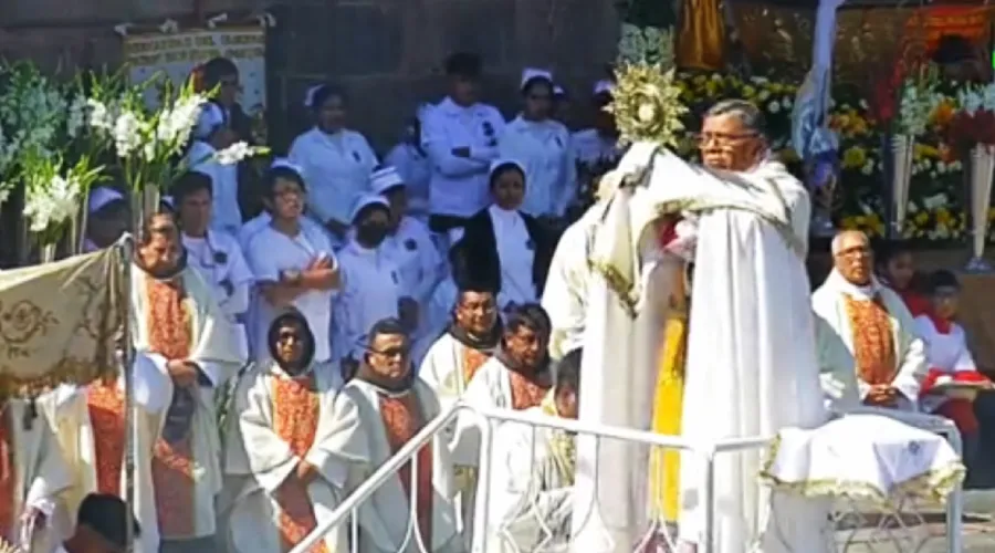 Realizan multitudinaria procesión del Corpus Christi en Cusco