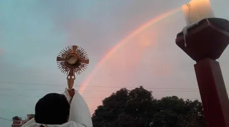 FOTOS: Arco iris emociona a cientos en procesión del Corpus Christi