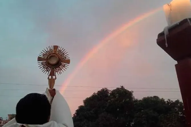 FOTOS: Arco iris emociona a cientos en procesión del Corpus Christi
