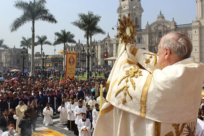 La oración mantiene unida a la familia y al país, dice Cardenal en Corpus Christi
