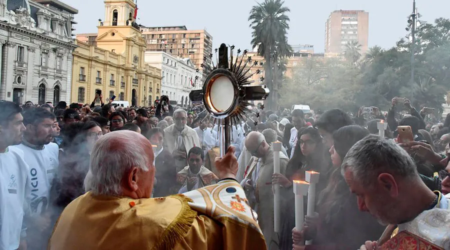 Procesión de Corpus Christi en Santiago de Chile / Crédito: Comunicaciones Arzobispado de Santiago?w=200&h=150