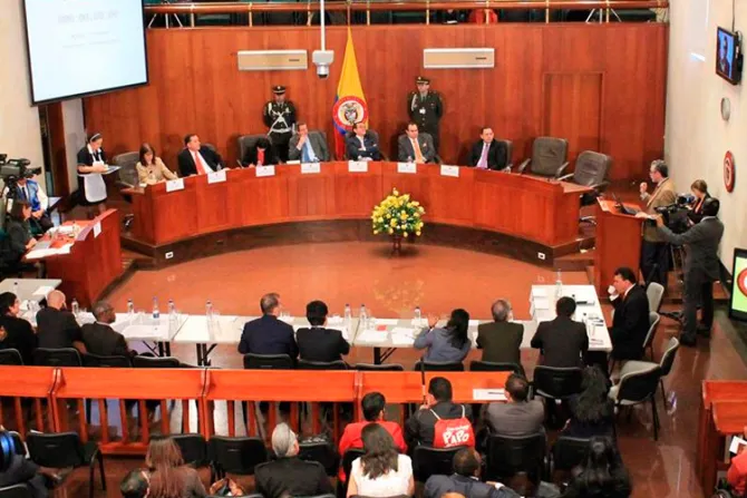 Corte Constitucional rechaza adopción gay en Colombia