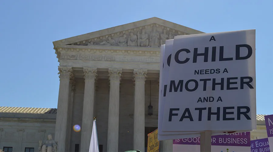 "Un niño necesita una madre y un padre", se lee en un cartel en el exterior de la Corte Suprema de Estados Unidos. Foto: Addie Mena / ACI Prensa.?w=200&h=150