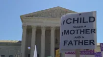 "Un niño necesita una madre y un padre", se lee en un cartel en el exterior de la Corte Suprema de Estados Unidos. Foto: Addie Mena / ACI Prensa.