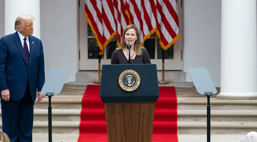 Amy Coney Barrett pronunciando un discurso después de que el presidente Donald Trump la anunciara como su candidata para jueza de la Corte Suprema / Crédito: The White House (Dominio Público)?w=200&h=150