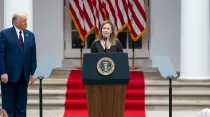 Amy Coney Barrett pronunciando un discurso después de que el presidente Donald Trump la anunciara como su candidata para jueza de la Corte Suprema / Crédito: The White House (Dominio Público)