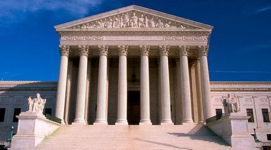EEUU: Corte Suprema rechaza norma que prohibía dar becas en escuelas católicas