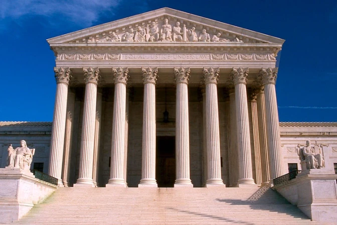 EEUU: Corte Suprema rechaza norma que prohibía dar becas en escuelas católicas