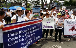 Manifestaciu00f3n en exteriores de Ministerio de Salud de Costa Rica. Foto: Opciones Heroicas. 