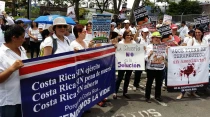 Manifestaciu00f3n en exteriores de Ministerio de Salud de Costa Rica. Foto: Opciones Heroicas.