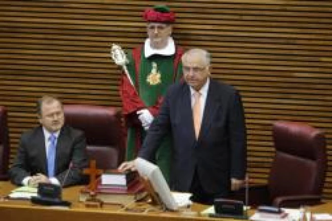 Diario vaticano resalta ejemplo de diputado que juró ante crucifijo en Valencia