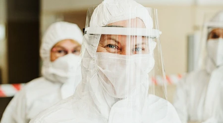 Obispo agradece a mu00e9dicos y capellanes de hospital su lucha contra COVID-19