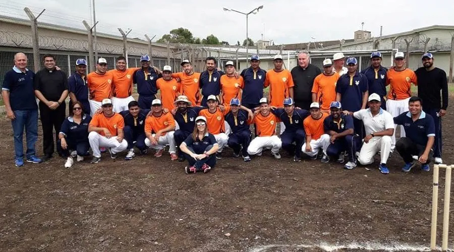 Equipo del Vaticano juega partido de cricket con presos en Argentina [FOTOS]