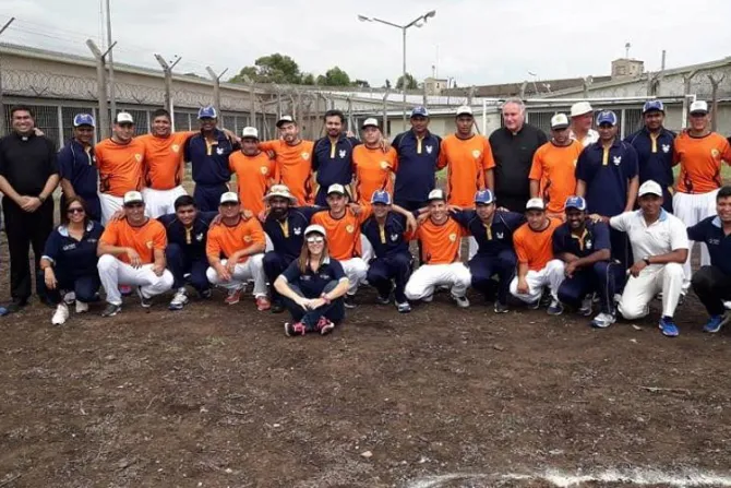 Equipo del Vaticano juega partido de cricket con presos en Argentina [FOTOS]