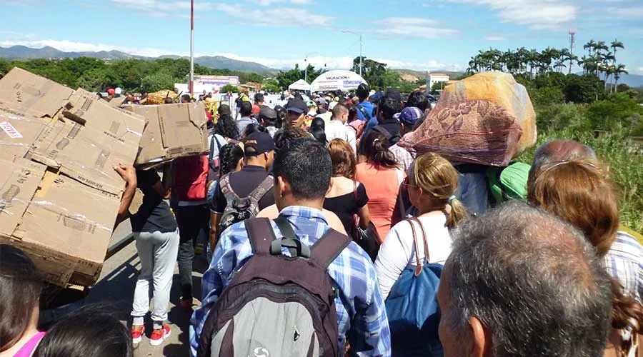 Venezolanos cruzan el puente hacia Colombia, en busca de un futuro mejor. Foto: Cortesía ACN-México.?w=200&h=150
