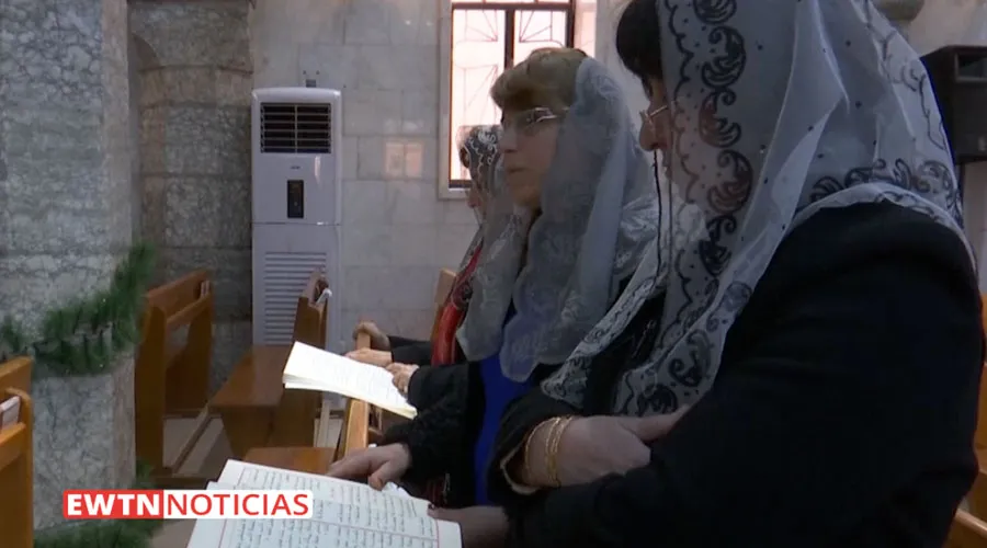 Mujeres cristianas rezan en una iglesia en Irak. Crédito: EWTN Noticias