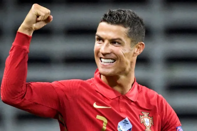 Cristiano Ronaldo hace la señal de la cruz tras hacer un gol en un país musulmán