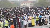 Cristianos de Sudán del Sur escuchan el discurso del Papa Francisco en la explanada del mausoleo de John Garang. Crédito: Elias Tuk - EWTN